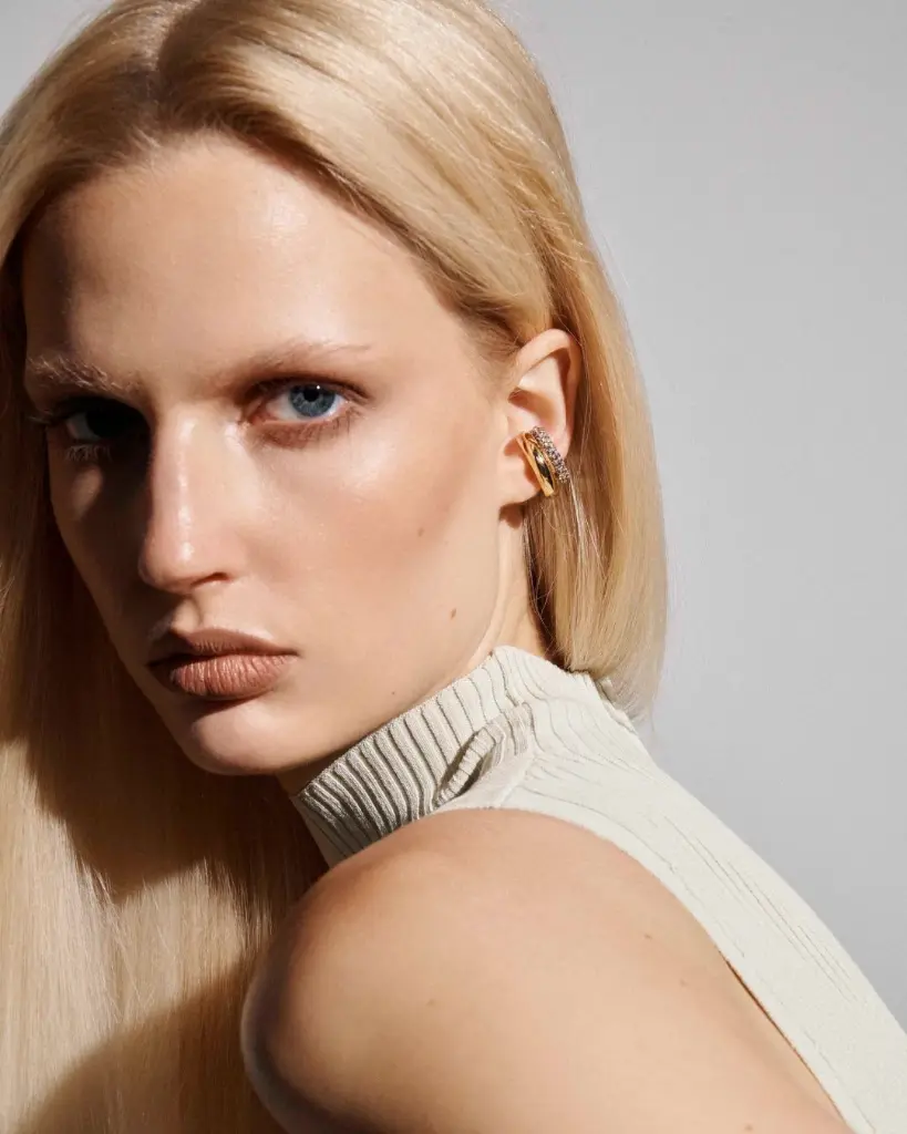 JVE89GSP23_contexto1 - Vida Pave Ear Cuff.webp